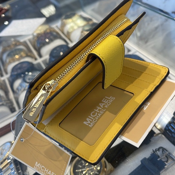 Michael Kors Medium Crossgrain Leather Wallet
COLOR GOLDEN YELLOW
NWT - Picture 15 of 16